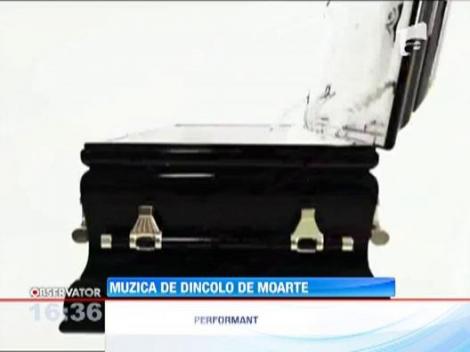 Sicriul Hi-Fi de 23.500 Euro: are boxe, casti si ruleaza toate piesele preferate ale celui plecat la loc cu verdeata