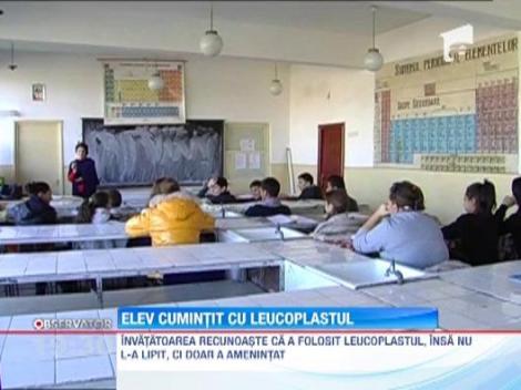 Un copil cu sindromul Down ar fi fost lovit si tinut cu leucoplast la gura de propria invatatoare