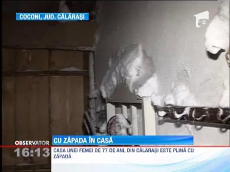 O batrana de 77 de ani din judetul Calarasi doarme cu zapada in casa