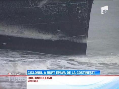 Ciclonul venit de la bulgari a rupt epava de la Costinesti