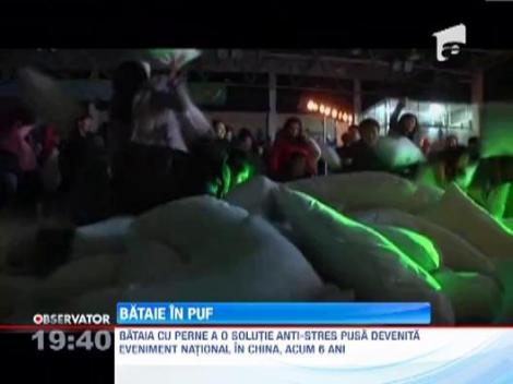 VIDEO! Chinezi au incercat sa elimine stresul intr-o bataie generala cu perne