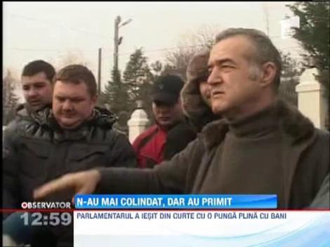 Haos in Pipera: Peste 300 de oameni au venit sa-l colinde pe Gigi Becali