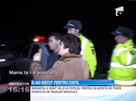 Parintii unui copil din Arges s-au luat la bataie, dupa ce pruncul s-a oparit cu apa fiarta