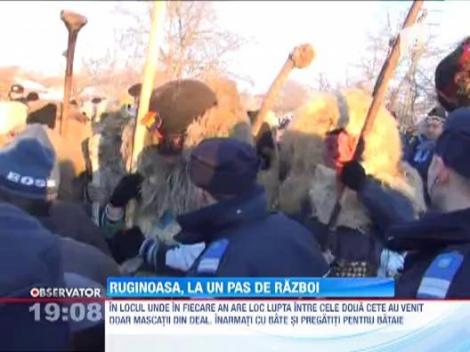 Ruginoasa: Traditionala bataie cu bate, impiedicata de jandarmi