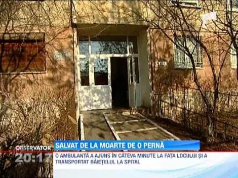Un copil care a cazut de la etajul 6 a fost salvat de la moarte de o perna