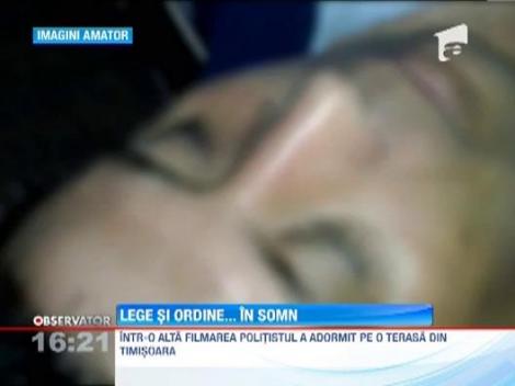 Un agent din Timisoara a fost filmat dormind pe rupte