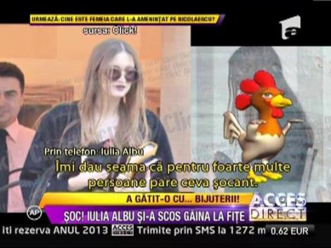 Iulia Albu si-a luat o gaina de companie