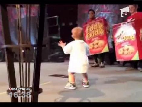 VIDEO! Un baietel de numai doi ani face senzatie pe ringul de dans