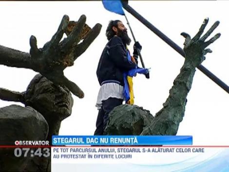 Protestatar pur-sange: Cezar Avramuta continua sa fluture tricolorul in Piata Universitatii!
