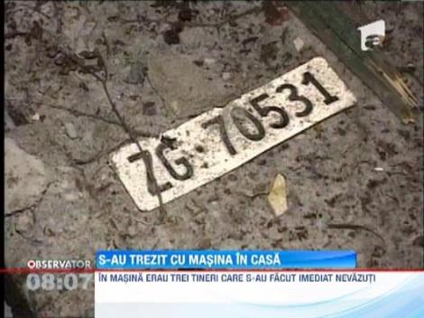 Trei tineri ametiti de alcool au intrat cu masina in casa unor batrane