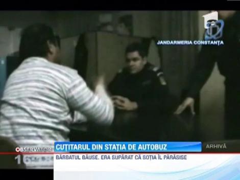 A amenintat mai multi oameni cu cutitul, in miezul zilei, intr-o statie de autobuz