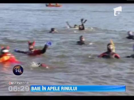 Traditie de cinci decenii: sute de salvamari au facut baie in apele inghetate ale fluviului Rin