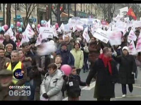 Casatoriile intre persoanele de acelasi sex divizeaza Franta. 800.000 de persoane au protestat la Paris