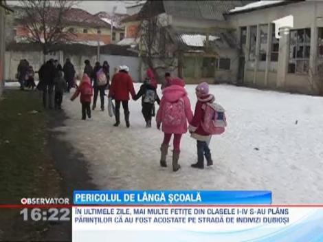 Panica printre parintii din Piatra Neamt: Mai multe eleve, acostate de persoane dubioase