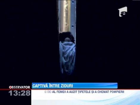 SUA: O femeie a ramas blocata intre peretii unei cladiri, mai bine de patru ore