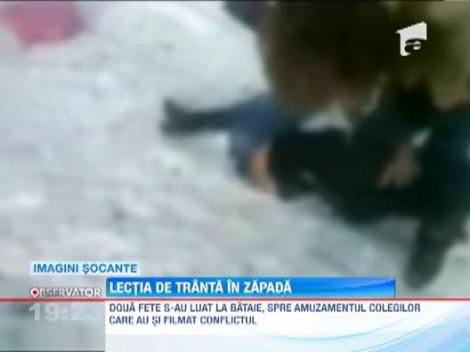 Doua fete de liceu s-au luat la tranta in zapada