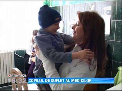 Un baietel din Bacau este, de patru ani, copilul de suflet al medicilor si asistentelor care-l trateaza