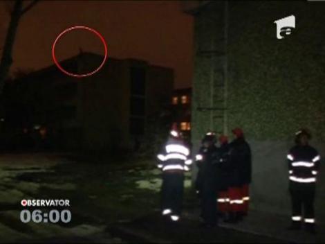 Iasi: Un tanar de 20 de ani, inca elev, s-a urcat pe o cladire si a inceput sa arunce cu pietre in trecatori