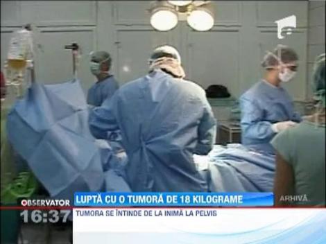 Medicii clujeni incearca sa indeparteze o tumora de 18 kilograme