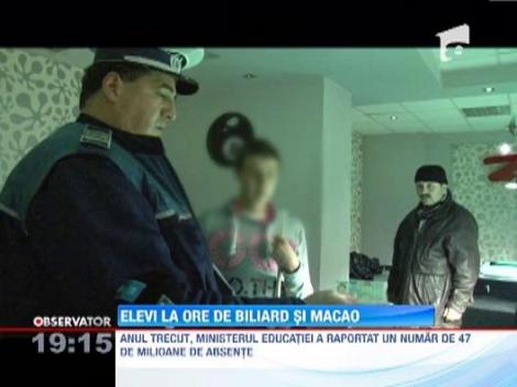 Zeci de elevi din Targoviste au fost prinsi de politisti chiulind, in baruri si cluburi 