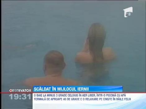 Distractie in zapada sau baie in piscina? Turistii se bucura de amandoua, la Baile Felix