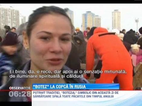Rusia: Sute de oameni s-au scaldat in apele inghetate, cu ocazia Bobotezei pe rit vechi