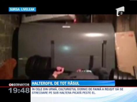 Halterofil de tot rasul! A ramas blocat sub greutati si a inceput sa strige dupa mama