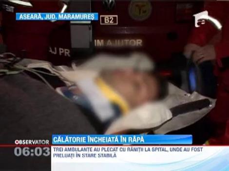 Trei tineri au cazut cu masina intr-o rapa, dupa ce automobilul a derapat din cauza poleiului