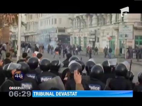 Tribunalul din orasul egiptean Alexandria a fost devastat de sute de manifestanti furiosi