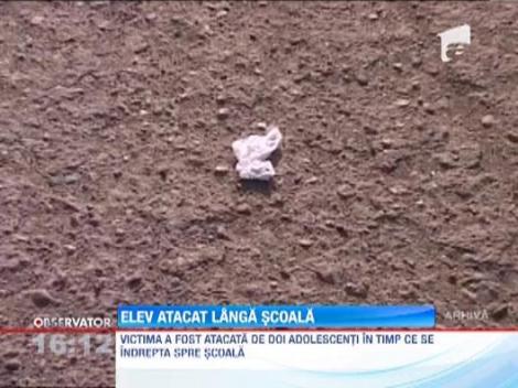 Update: Politia a dat de urma celor care au agresat astazi un copil langa scoala. Au doar 15 ani
