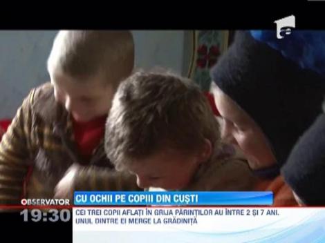 Cei trei copii din Dambovita care traiau in custi din lemn risca sa ajunga in plasament