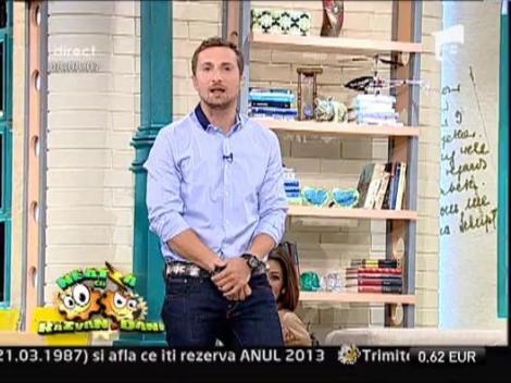 Demonstratie de magician! Dani jongleaza cu doua mere folosindu-se de o singura mana!