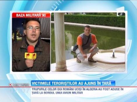 Trupurile celor doi romani ucisi de teroristi in Algeria au ajuns in tara