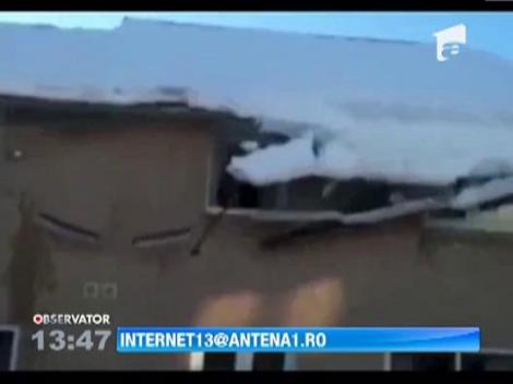 VIDEO FUNNY DE TOT! Cat puteti sa stati in picioare pe gheata? Masini si oameni, pe derdelus