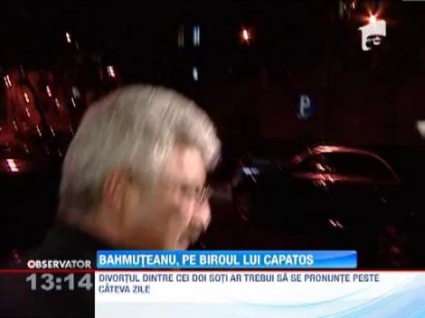 Adriana Bahmuteanu se tine de glume. Vezi cum s-a cocotat pe biroul lui Dan Capatos !