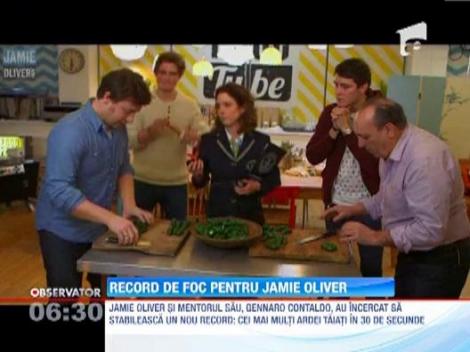 Jamie Oliver, cel mai rapid chef din lume: A taiat 10 ardei in doar 30 de secunde!