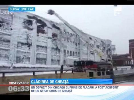 Chicago: Un depozit cuprins de flacari a fost acoperit cu un strat gros de gheata!
