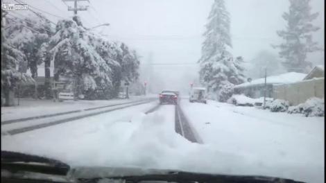 VIDEO! Iar n-ai fost atenta! Accident stupid in Statele Unite, pe o sosea inzapezita