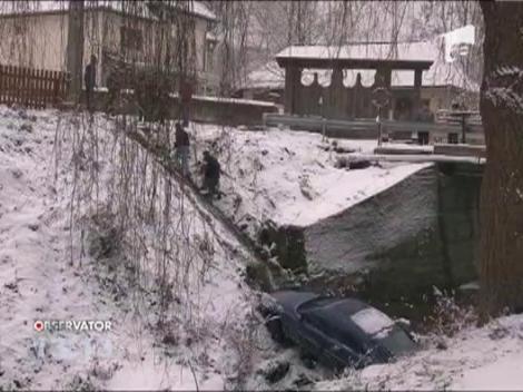 Un maramuresean a plonjat cu masina intr-o rapa adanca de trei metri