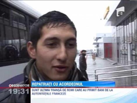 Peste 100 de rromi expulzati din Franta au petrecut cu acordeonul pe aeroportul din Timisoara