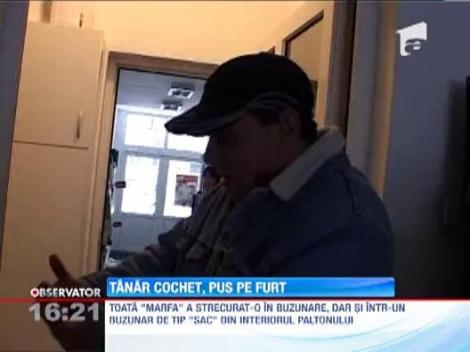 Tanar la costum, filmat in timp ce fura produse alimentare