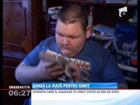 Un baiat de 11 ani din Zalau, care cantareste 130 de kilograme, se lupta cu o tumoare craiana