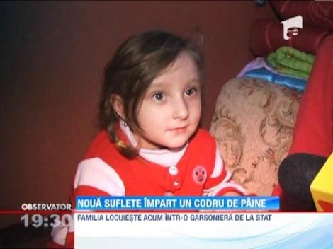 Au nevoie de ajutor! Unsprezece suflete traiesc din pensia bunicii si din alocatiile copiilor!