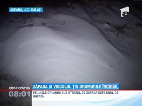Zapada si viscolul tin drumurile inchise