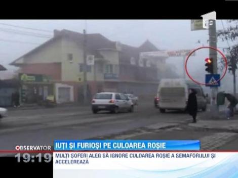 Majoritatea soferilor din Romania forteaza semaforul. Uneori, chiar si cei in mana carora se afla legea aleg sa ignore regulile