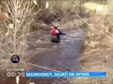 50 de excursionisti, salvati din mijlocul unei viituri
