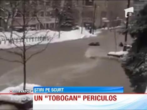 O strada inundata, prilej de distractie pentru o studenta. Si-a dat drumul pe apa ca pe tobogan!