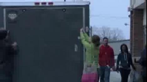 FARSA ZILEI: Jurassic Park, in plina strada! Cum reactioneaza trecatorii?