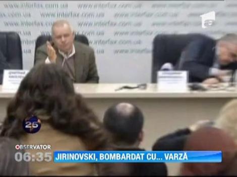 Vladimir Jirinovski, bmbardat cu varza in timpul unei conferinte de presa
