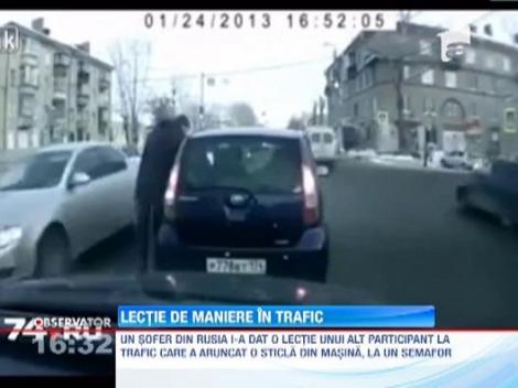 VIDEO! Lectie de maniere in trafic. Un barbat care a aruncat gunoi pe geamul masinii a primit o invatatura de la soferul din spatele lui